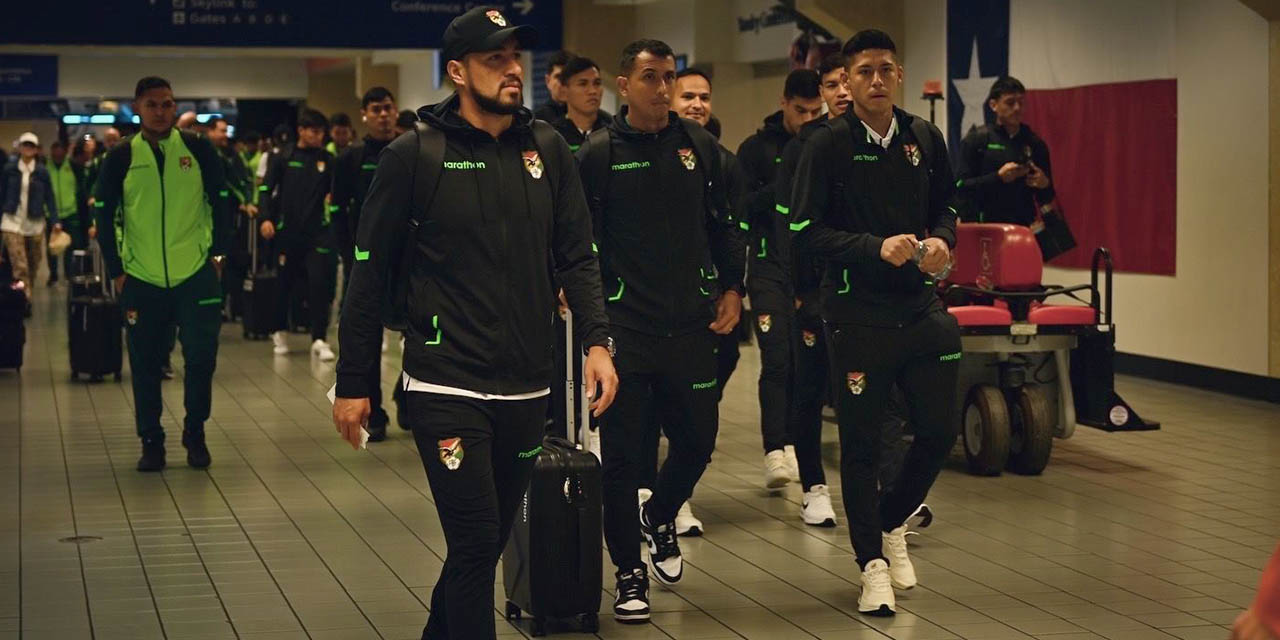 Jugadores de la Selección boliviana a su llegada a la ciudad estadounidense de Arlington.