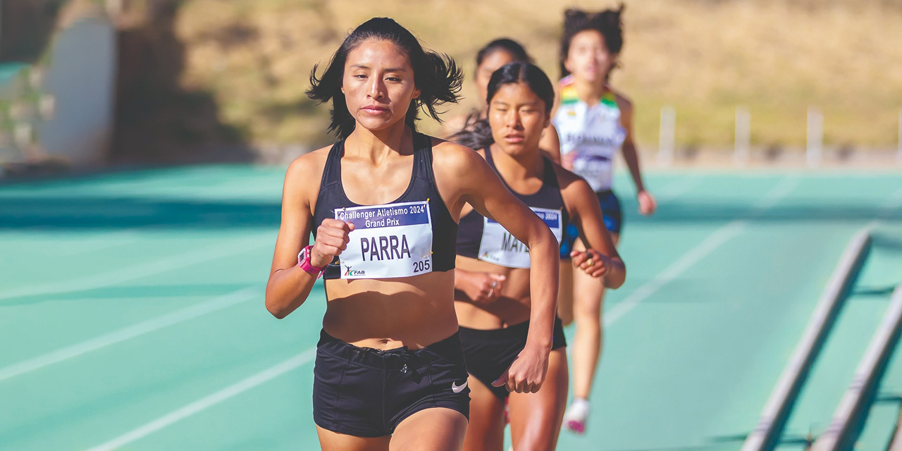 La atleta Benita Parra lidera la prueba de los 3.000 metros. | Foto: FAB