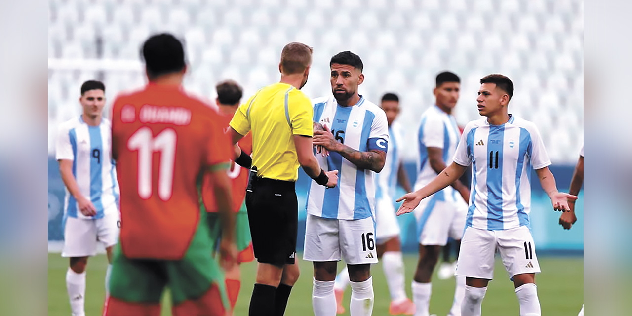 Un escena del vergonzoso final del partido entre Argentina y Marruecos. | Foto: Prensa Latina