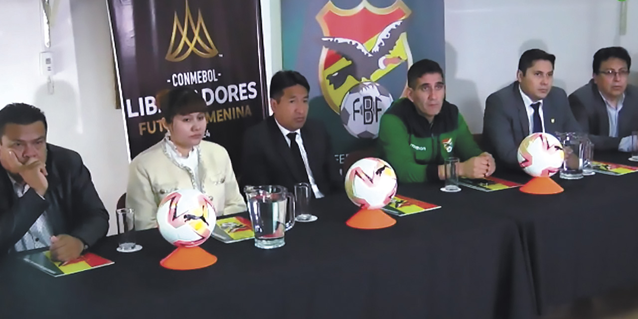 Autoridades del fútbol boliviano durante la presentación de la Copa Libertadores de futsal damas.