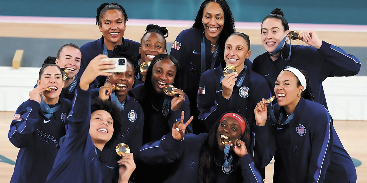 Las basquetbolista de Estados Unidos disfrutan del oro que les dio el primer lugar del medallero.