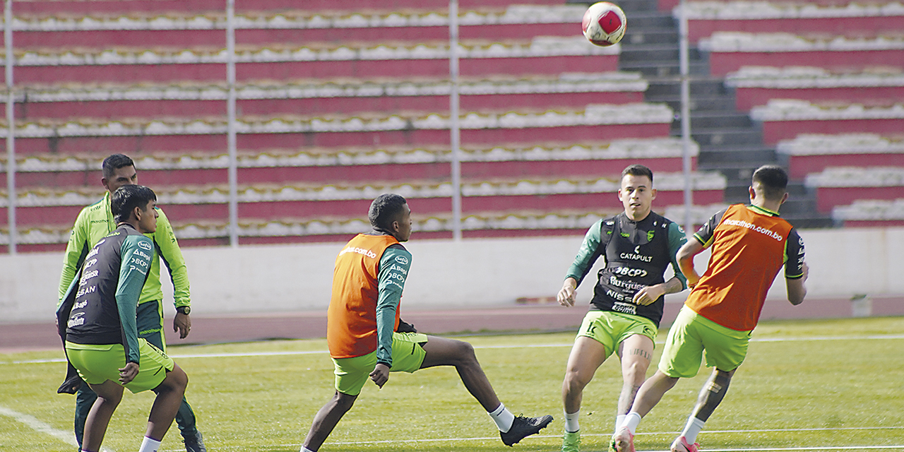 Una escena de la práctica de fútbol de la Selección en el estadio Siles.