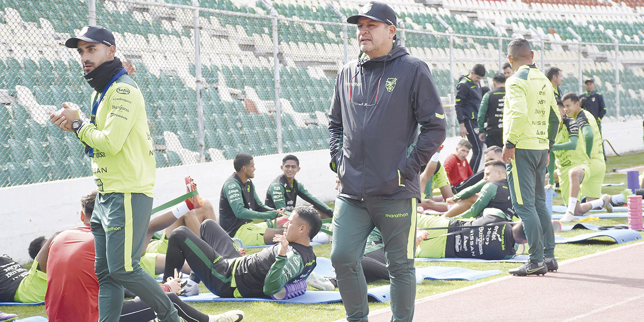 El técnico de la Selección,Óscar Villegas, defendió jugar en La Paz.