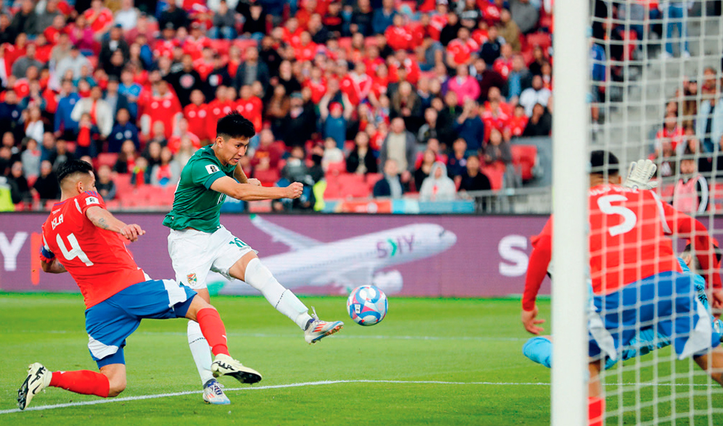 Miguel Terceros anota el gol que le dio el triunfo a Bolivia sobre Chile.