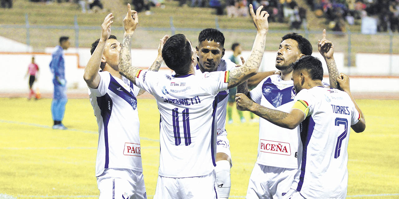 Jugadores de Gualberto Villarroel  San José celebran la goleada. | Foto: APG