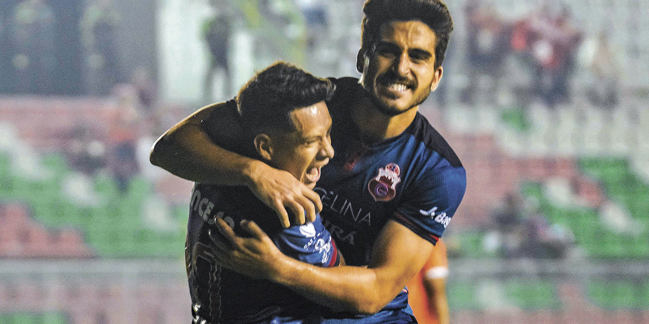 Pedro Cabral (der.) festeja el empate de Guabirá con su compañero.