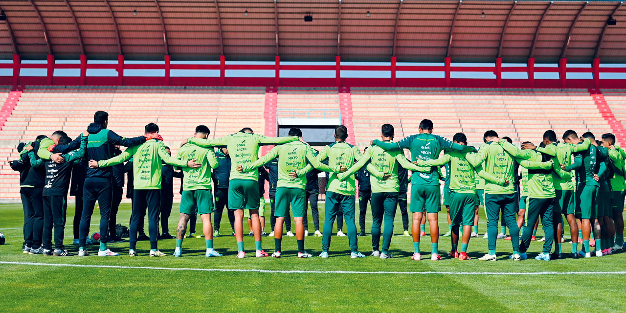Jugadores de la Selección en la charla técnica previa a la sesión de fútbol en el estadio Municipal de El Alto. Foto: FBF/Gentileza Futbolmanía