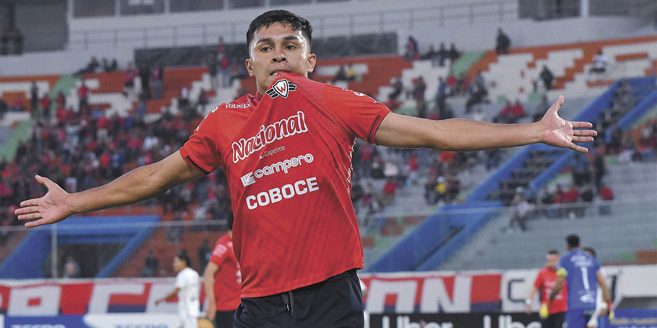 Héctor Bobadilla festeja sus goles, los que le dieron el triunfo al equipo aviador. | Foto: APG