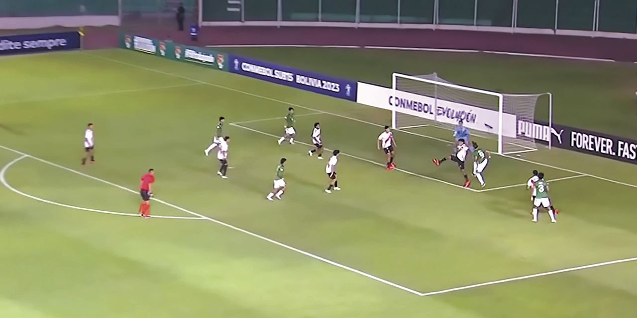 Una escena del partido entre las selecciones de Bolivia y Perú. | Foto: Conmebol