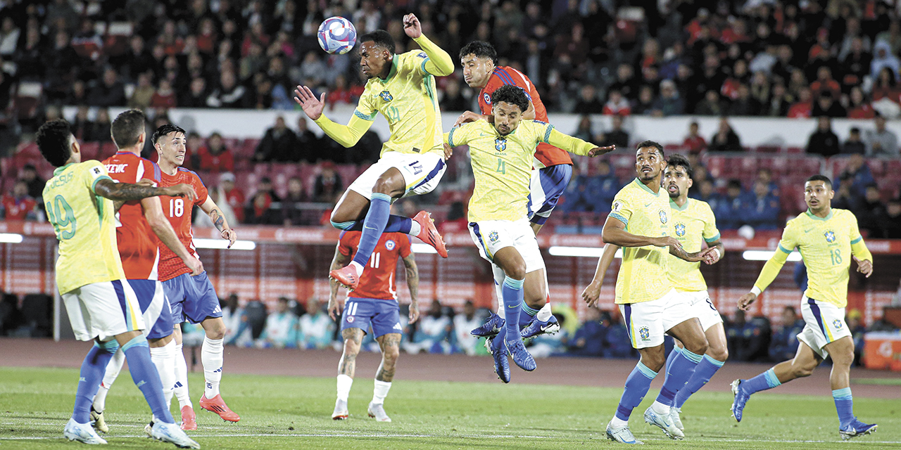 Una jugada aérea de la ofensiva del seleccionado brasileño.
