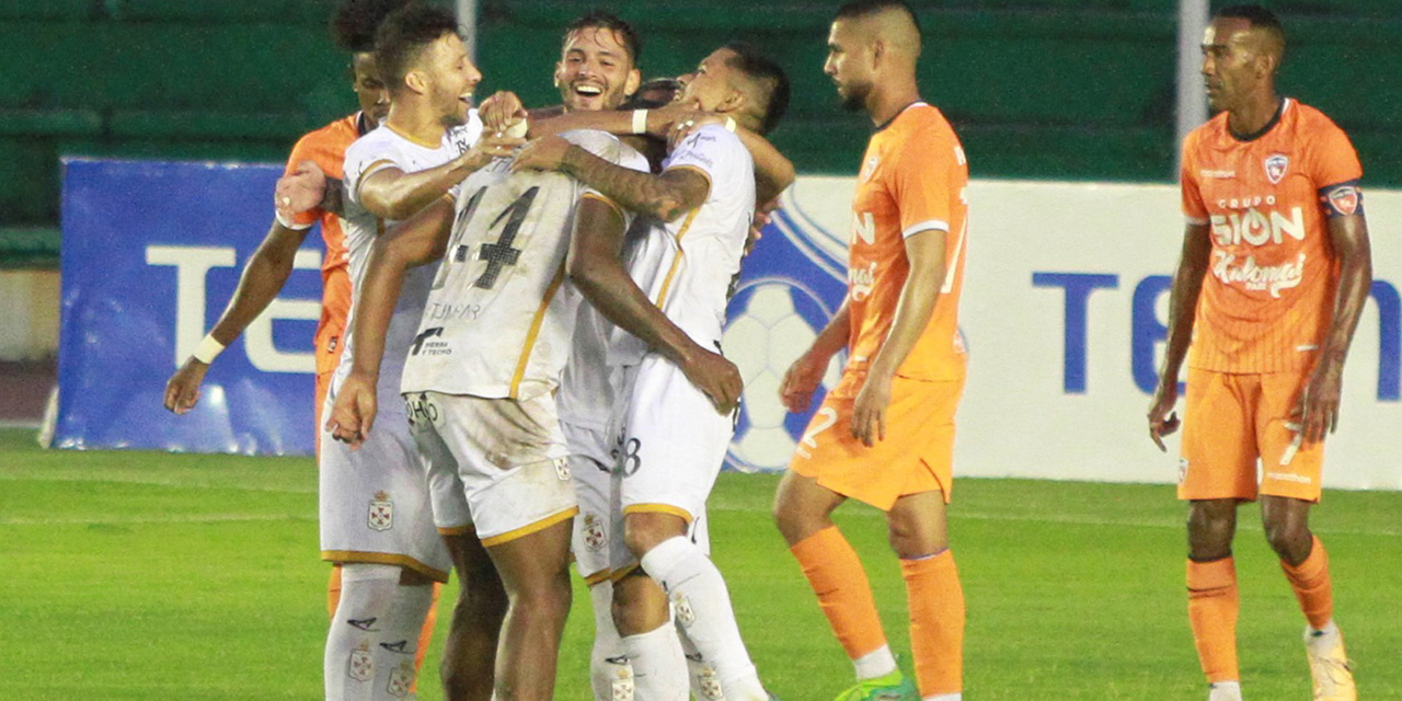 Jugadores de Real celebran la victoria ante la desazón de los de Pari. Foto: APG