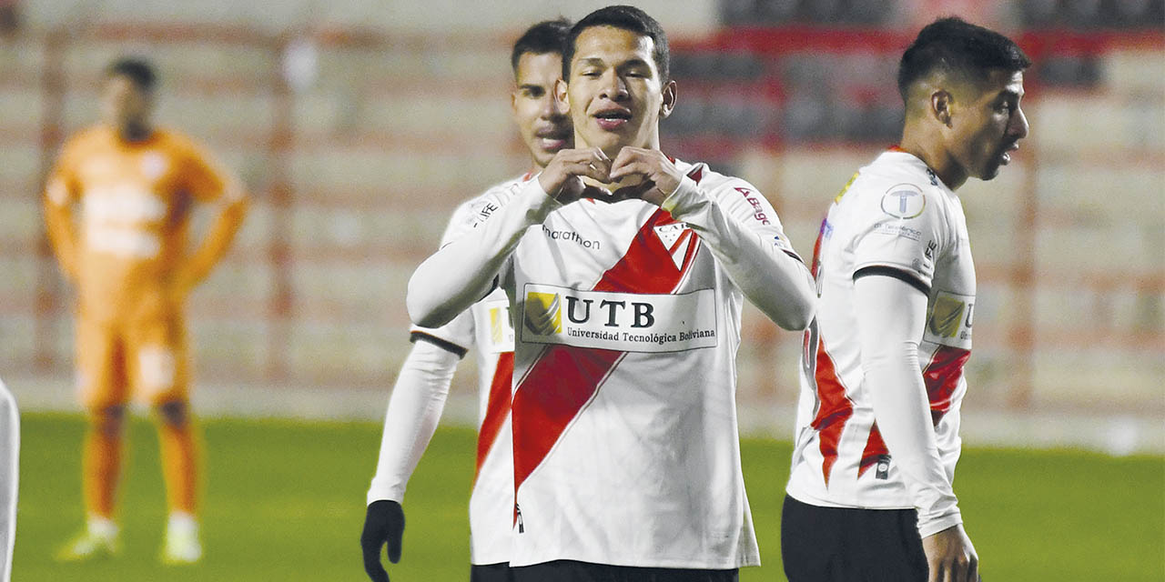 El mediocampista José Martines festeja su gol, el tercero del equipo millonario. 