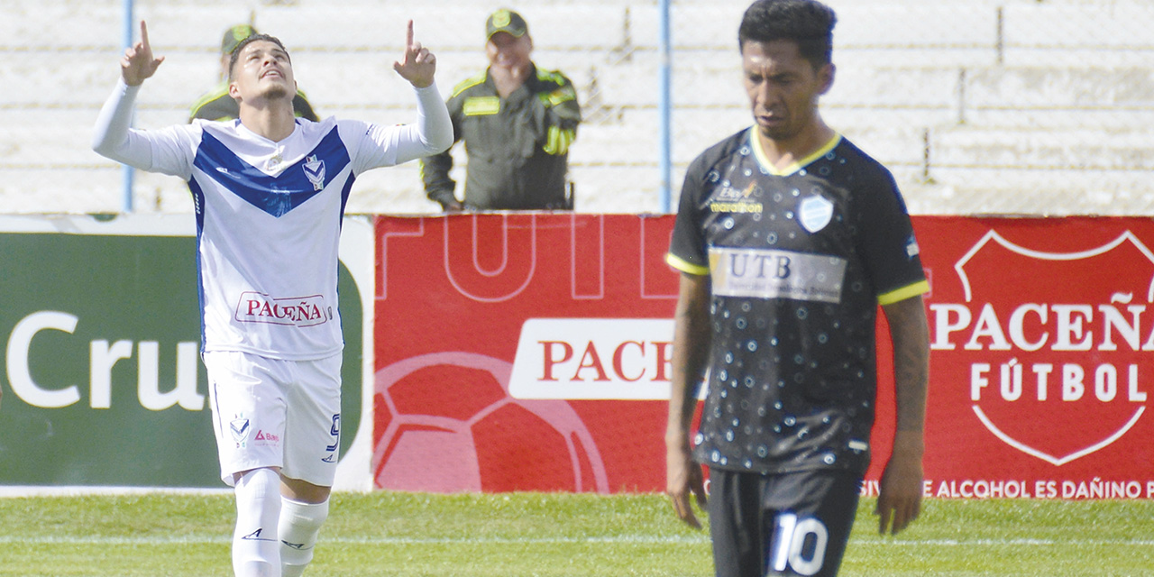 Roler Ferrufino (izq.) festeja sus goles ante la desazón de Jair Torrico.