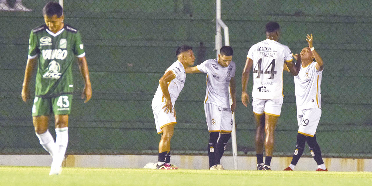 Jugadores de Real festejan el triunfo ante la desazón de Miguel Villarroel.