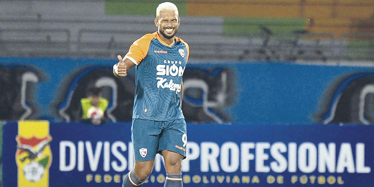 Matheus Alves festeja sus tres goles que le dieron la victoria a Royal Pari.