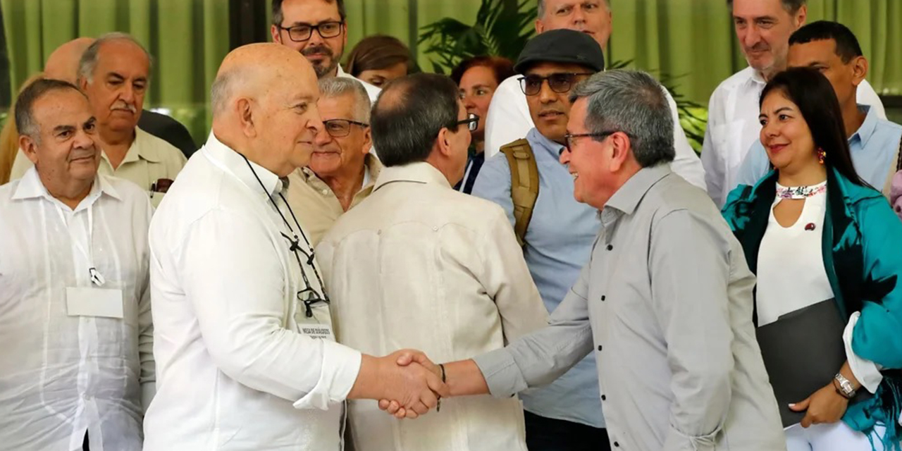 Miembros del ELN y autoridades de Colombia.