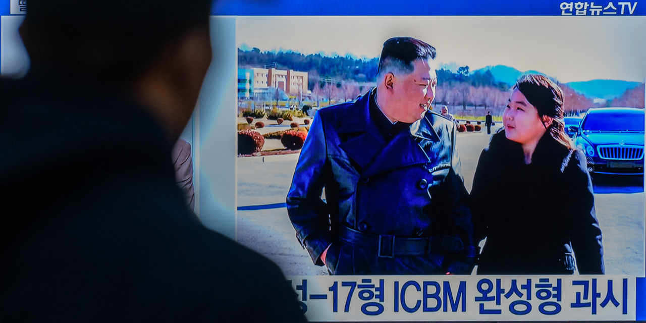 Imágenes del líder norcoreano Kim Jong-un con hija en una pantalla en Seúl, el 27 de noviembre de 2022.