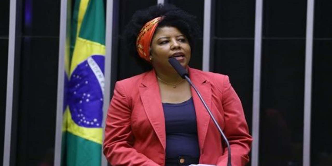 Una diputada brasileña que apoya la igualdad salarial. | Foto: Telesur