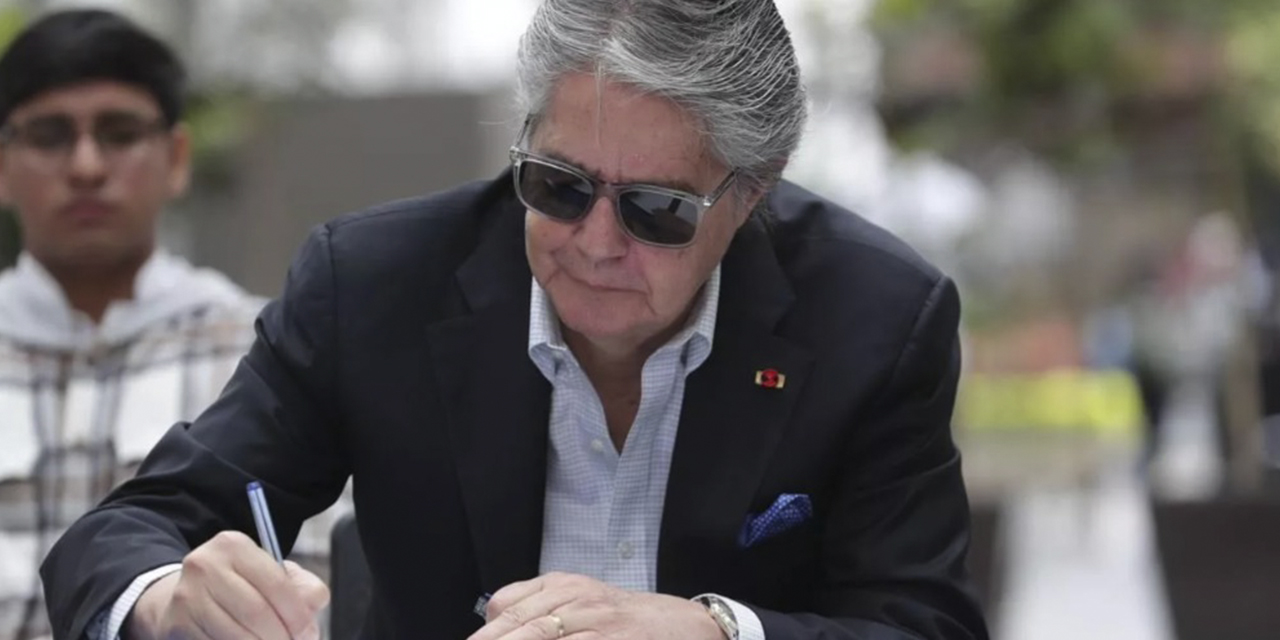 El presidente de Ecuador, Guillermo Lasso, firma el decreto.