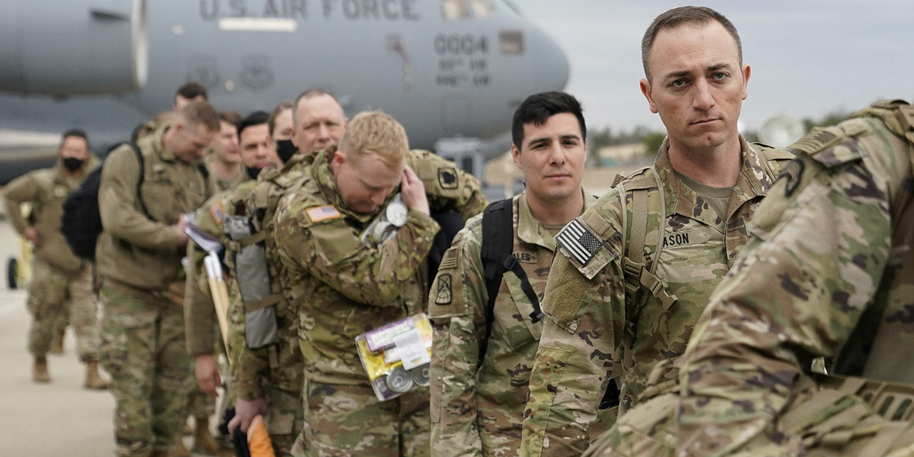 Tropas norteamericanas arriban a la frontera con México. (Foto: Infobae)