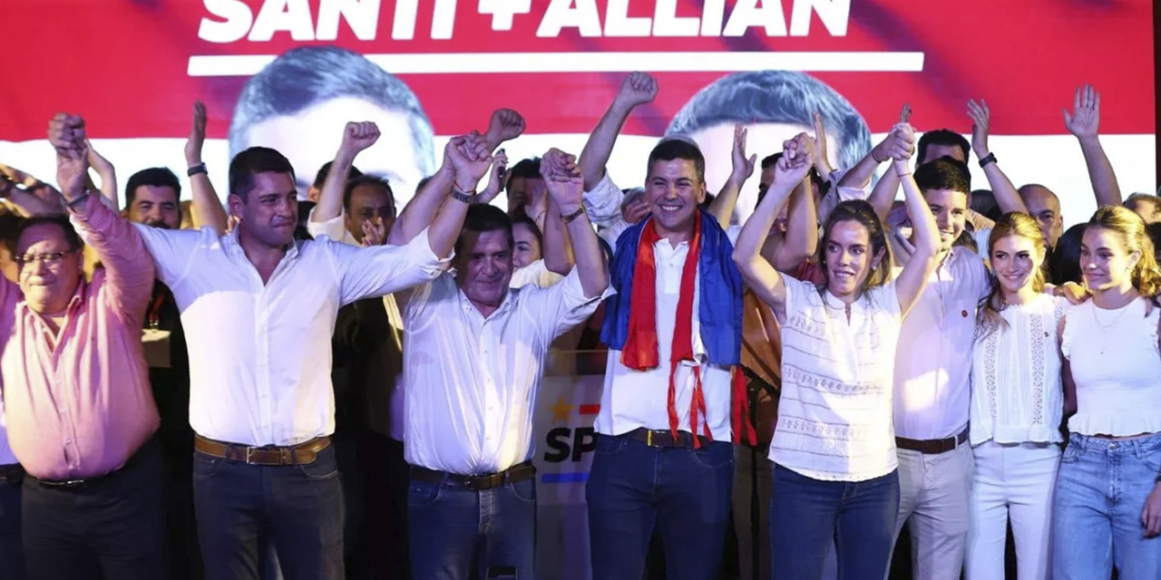 Santiago Peña (centro), el candidato del Partido Colorado a la presidencia de Paraguay.