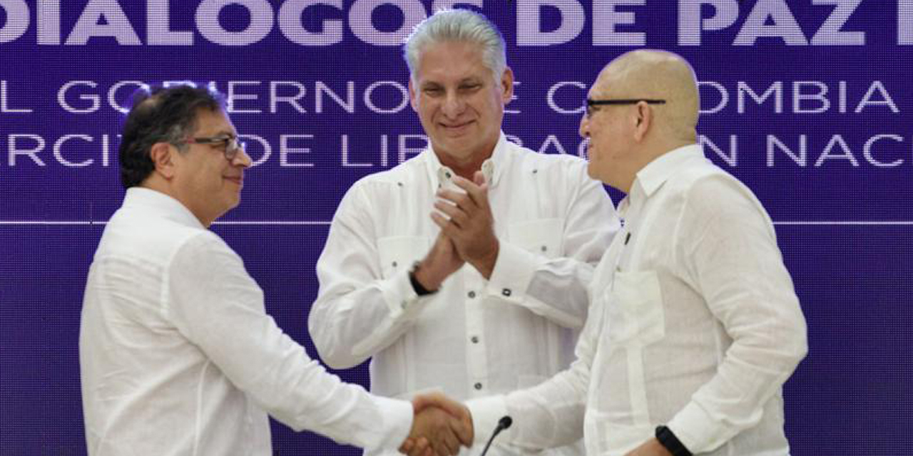 El presidente de Colombia, Gustavo Petro, y el comandante del ELN, Antonio Garcia, se dan un apretón de manos bajo la mirada del mandatario cubano Miguel Díaz-Canel. Foto: Presidencia Cuba