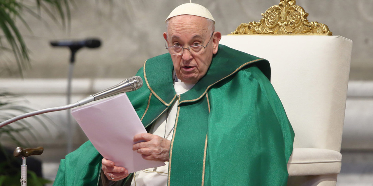 El papa Francisco oficiando una misa en Ciudad del Vaticano.