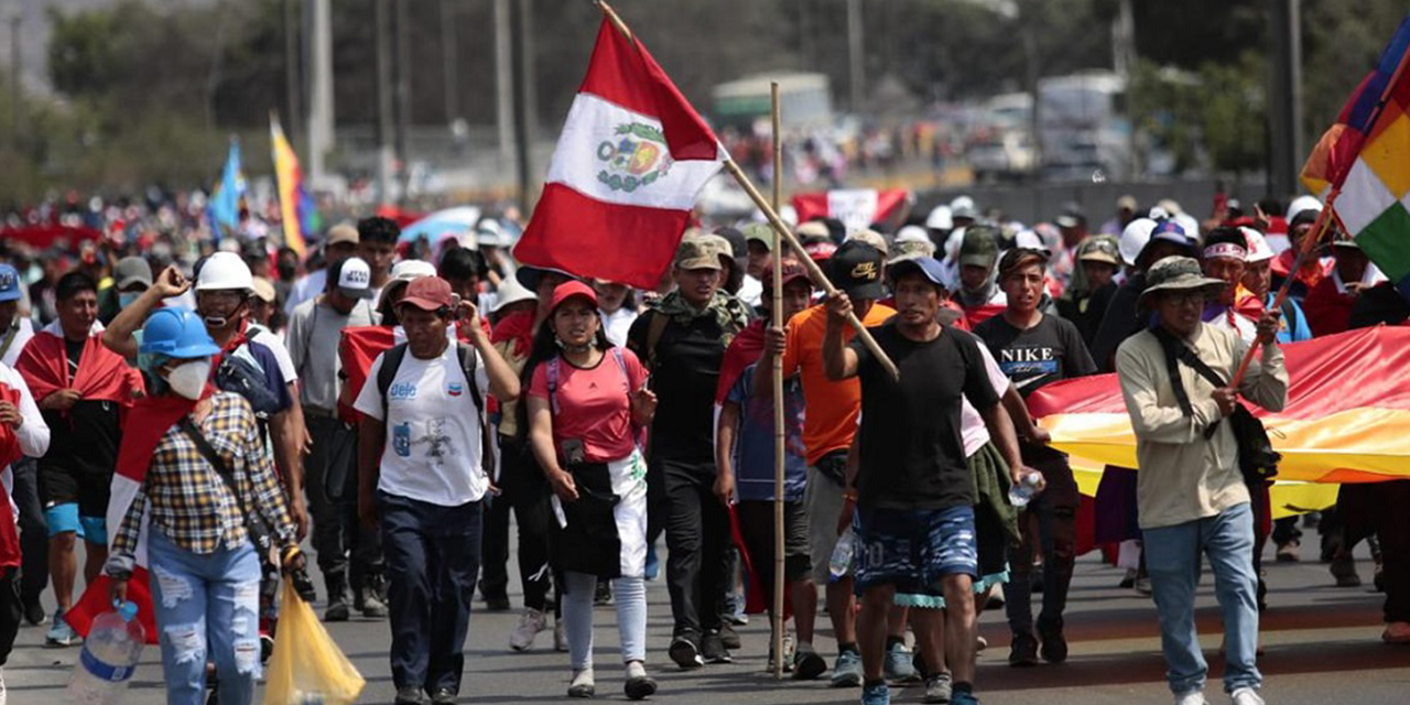Peruanos en una de sus manifestaciones contra la presidenta Dina Boluarte.