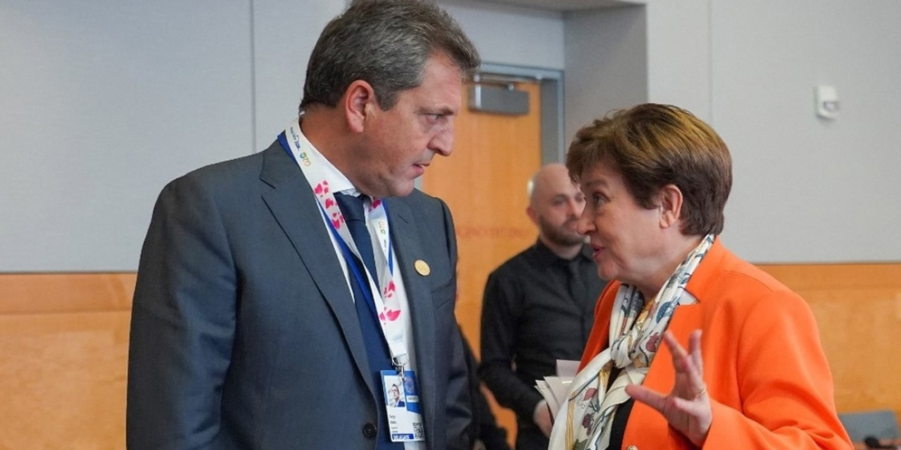 El ministro de Economía argentino, Sergio Massa y Kristalina Georgieva, directora del FMI, en EEUU. | Foto: RT
