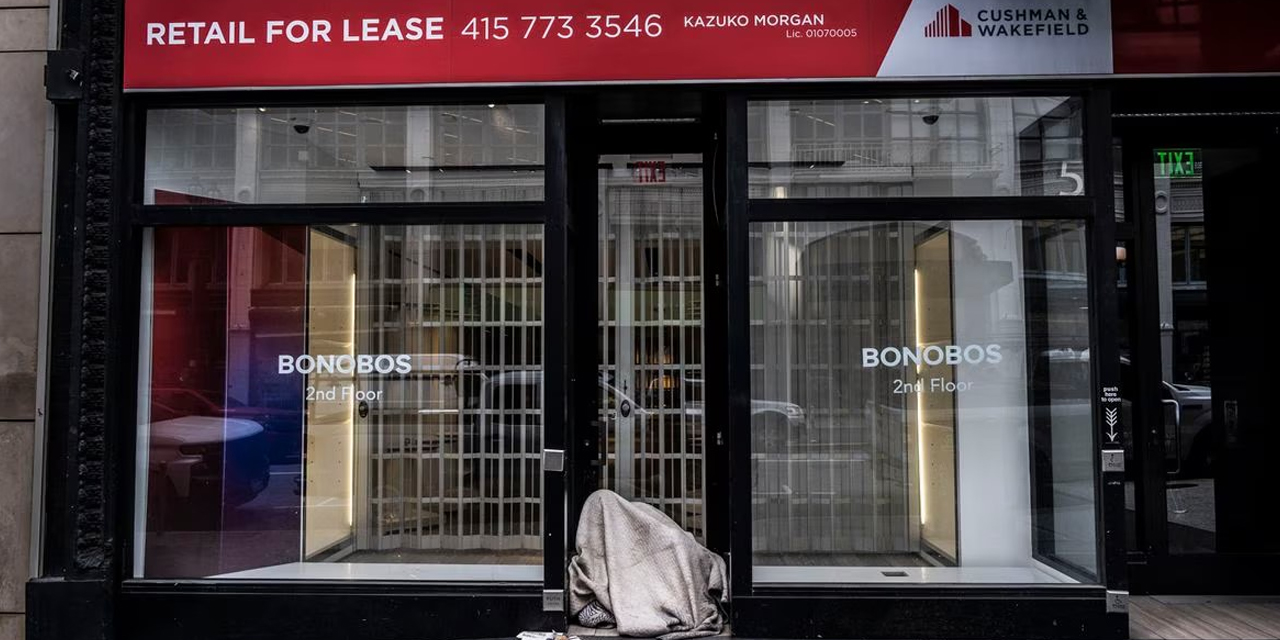 Un hombre sin techo descansa en el portal de un local comercial vacío en el centro de San Francisco. | Foto: El País de España