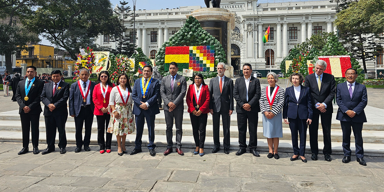 Desde Perú rinden homenaje a la independencia de Bolivia