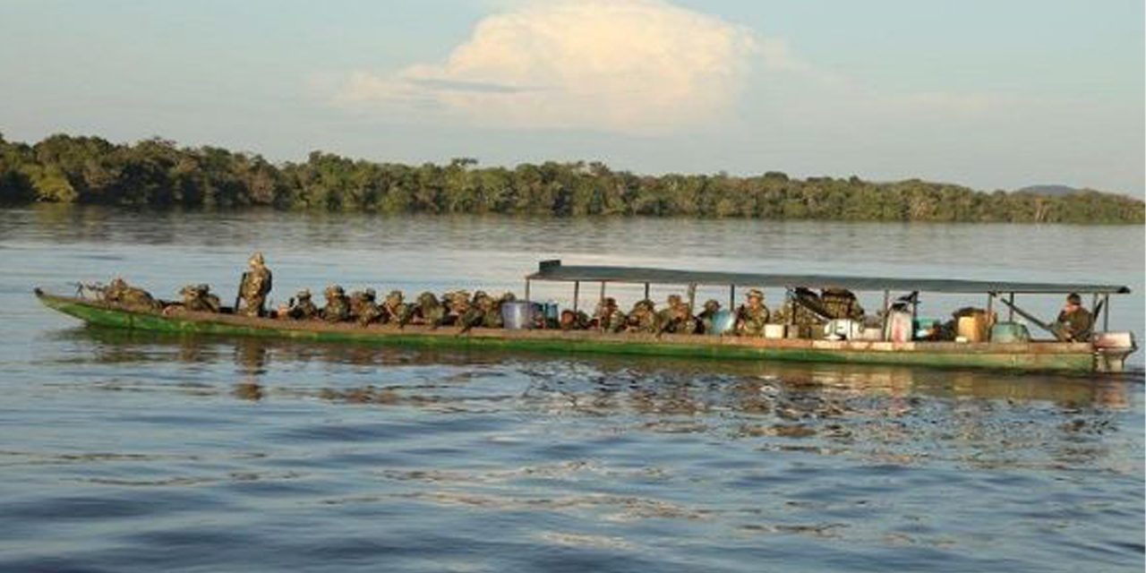 Los integrantes de la FANB juegan un papel clave en el desalojo de la minería ilegal y la protección de la Amazonía. | Foto: @dhernandezlarez
