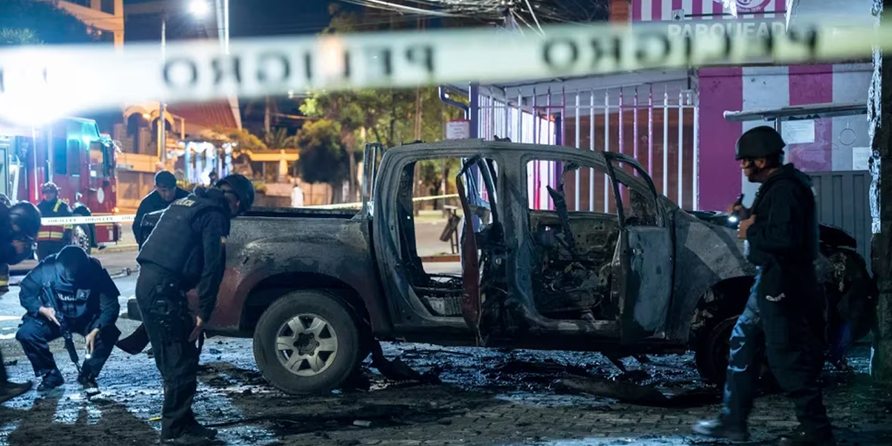 La policía inspecciona una camioneta que explotó afuera de una oficina utilizada por el Servicio Nacional de Atención a Personas Privadas de Libertad. (Foto: Infobae)