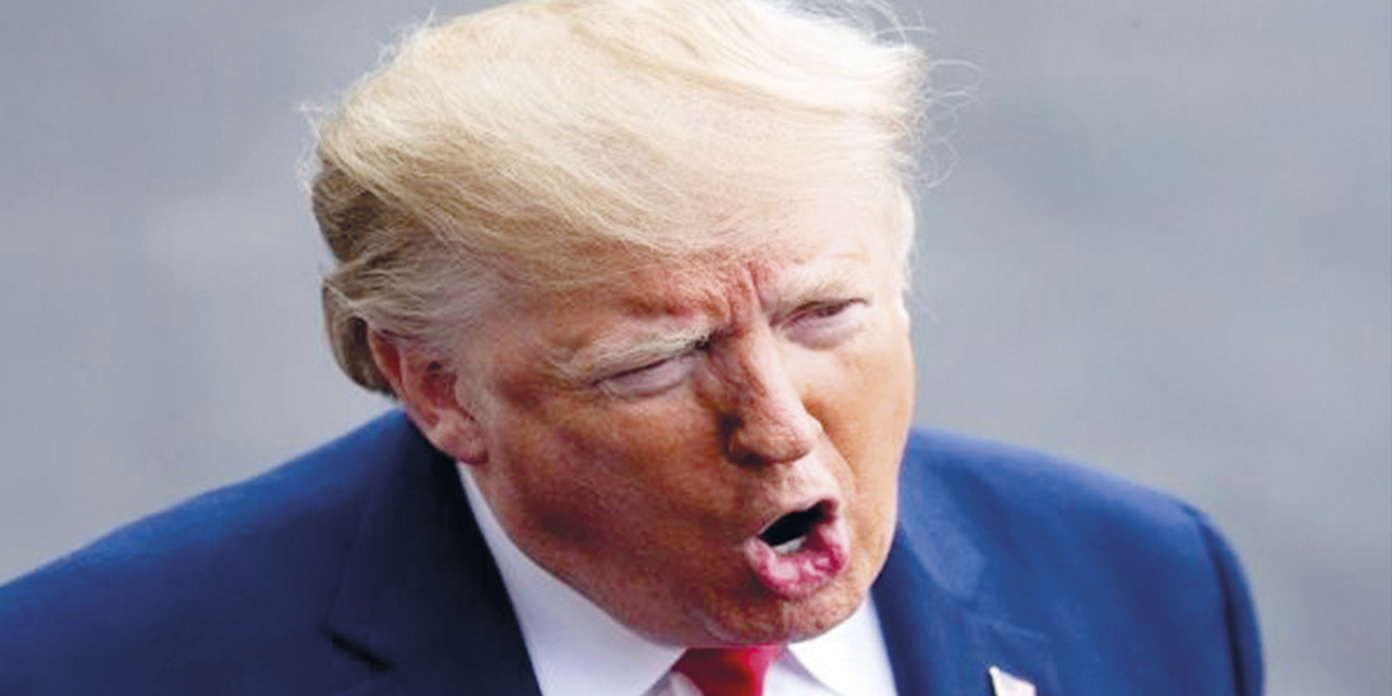 El exmandatario apareció en la sala junto a sus hijos Eric y Donald Jr. | Foto: Telesur