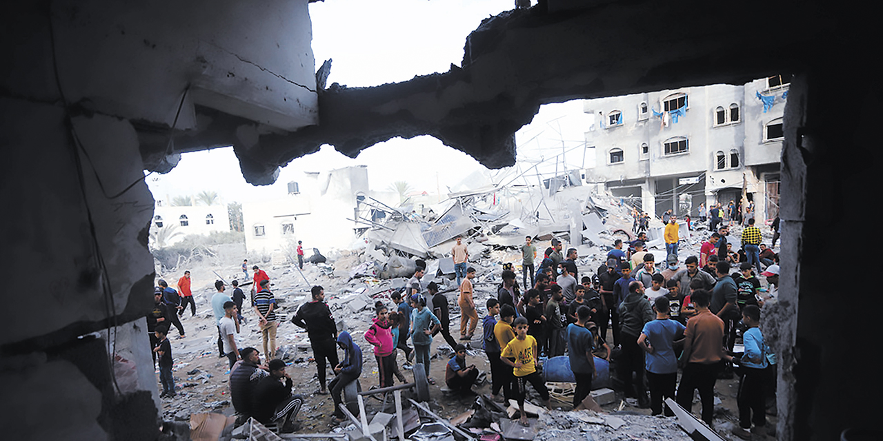 Palestinos buscan a las víctimas de la destrucción causada por los bombardeos.