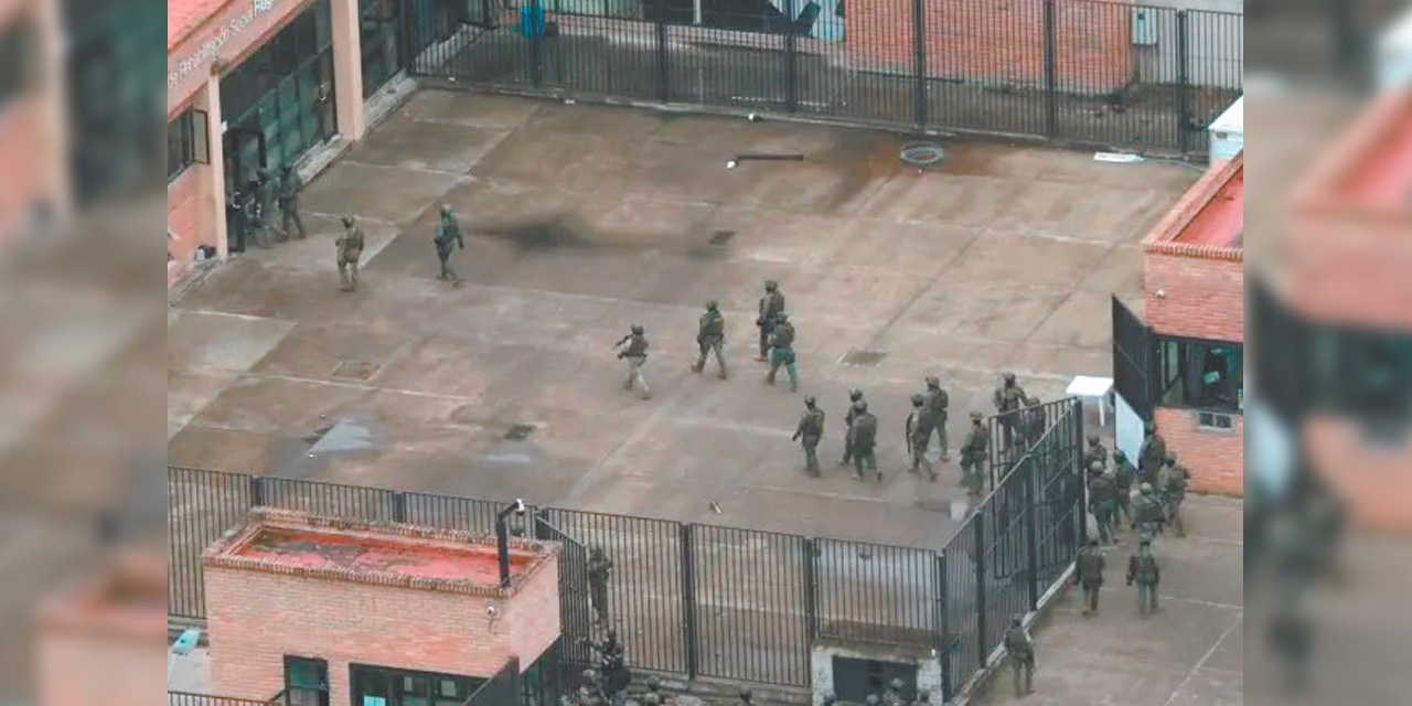 En la Cárcel de Turi militares y policías buscan retomar el control del centro penitenciario.  Foto: EFE