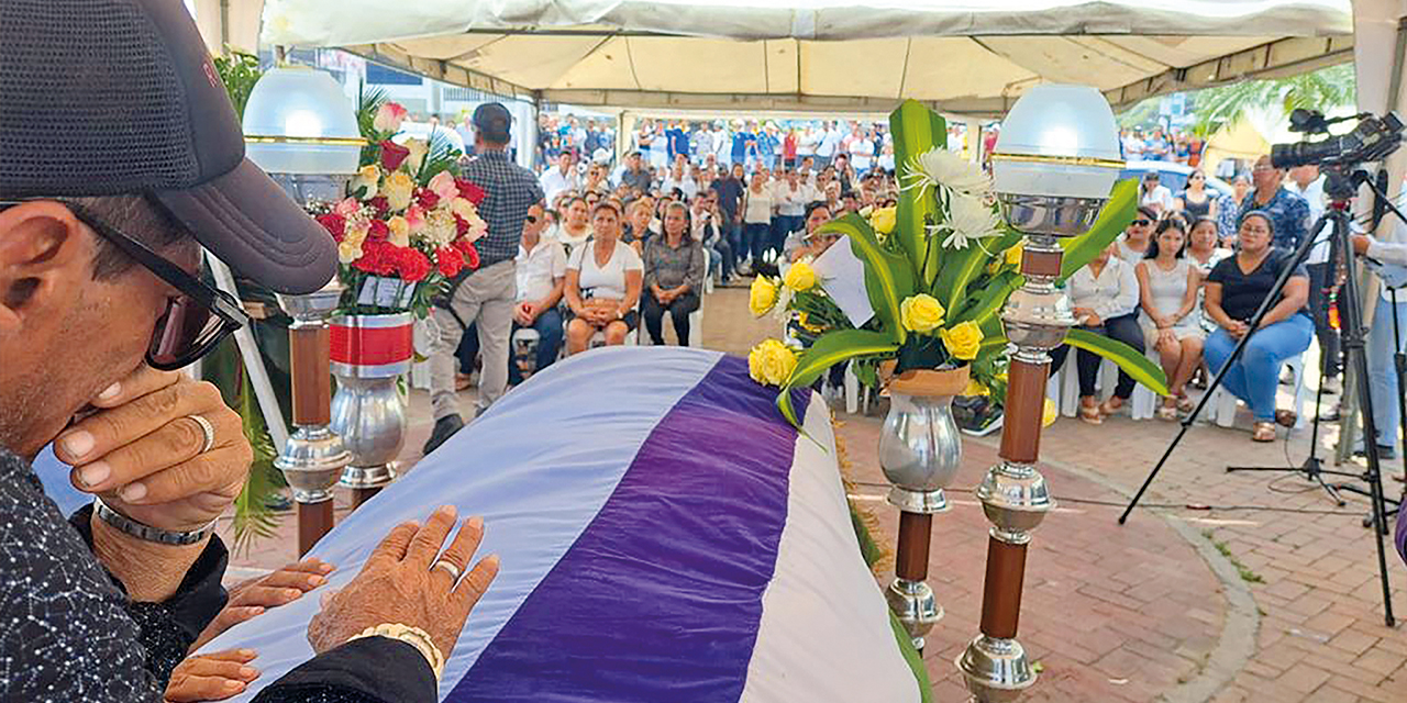 Los asistentes hicieron fila y se acercaron al féretro, que estuvo arropado con la bandera de su cantón. Foto:  PRENSA LATINA
