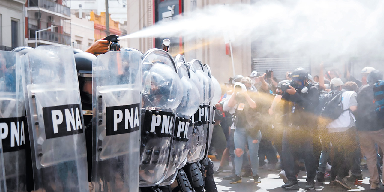 La Policía utilizó gas lacrimógeno. Foto: RT