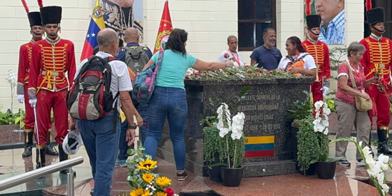 El pueblo rindió honor al comandante Hugo Chávez a 11 años de su siembra.