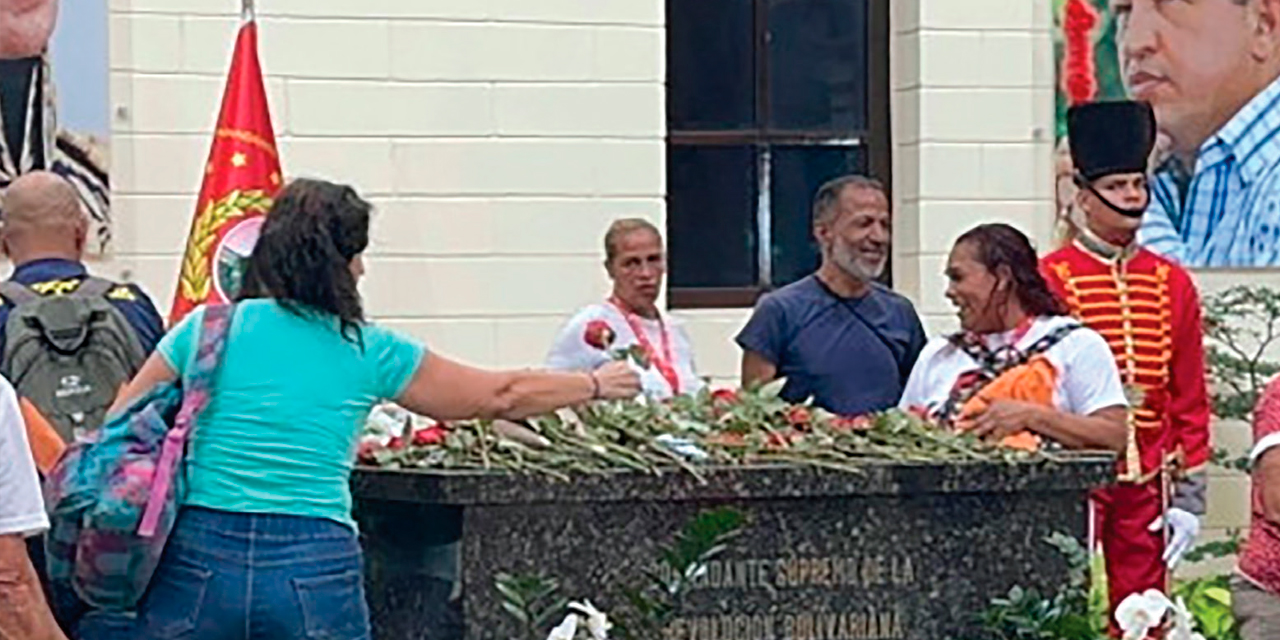 El pueblo rindió honor al comandante Hugo Chávez a 11 años de su siembra. Foto: Telesur