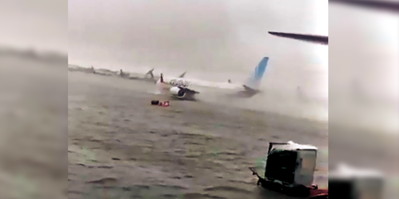 La plataforma del aeropuerto de Dubái quedó prácticamente bajo el agua. Foto:  RRSS