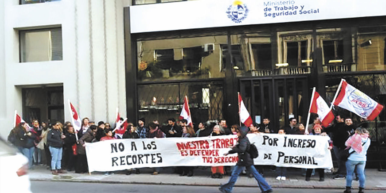 Los movilizados se concentraaron en la Plaza Matriz frente al edificio de ATYR. | Foto: Telesur
