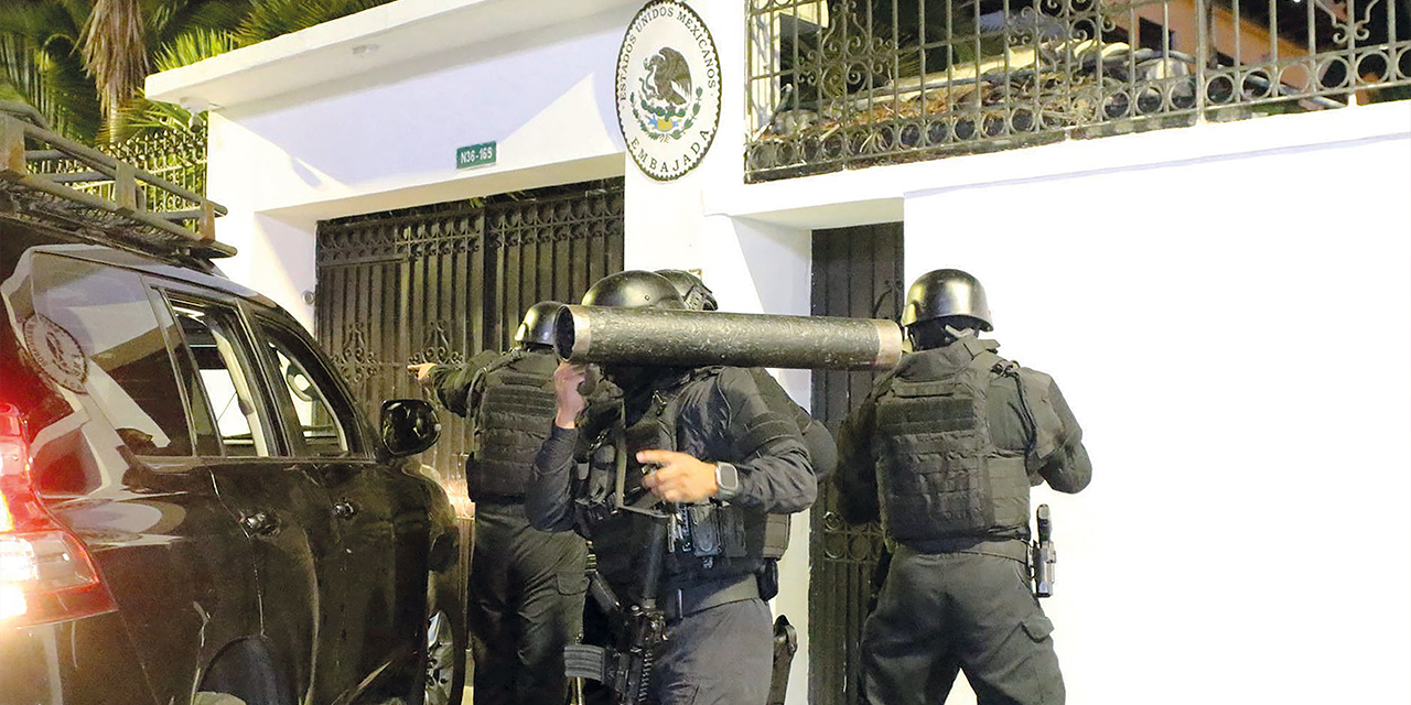 Policías ecuatorianos, la noche del 5 de abril de 2024 en la embajada mexicana. Foto: ARCHIVO
