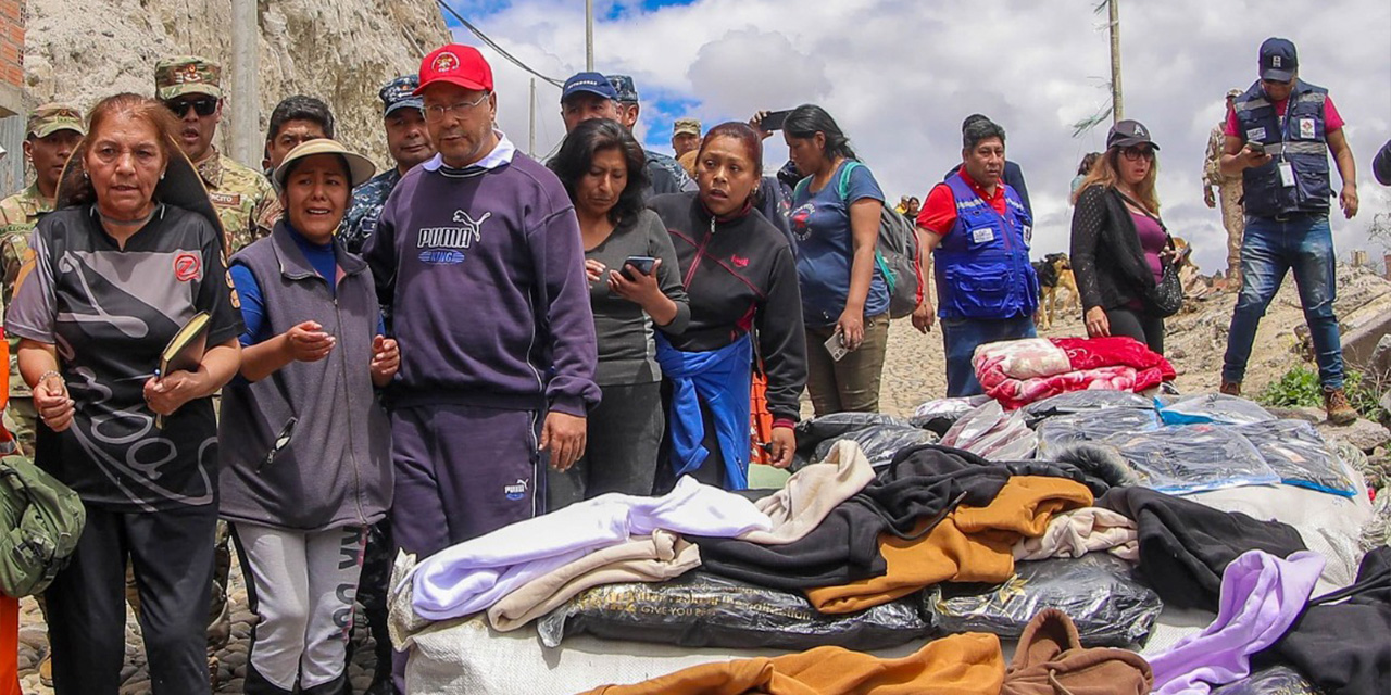 El presidente Luis Arce en Bajo Llojeta con ayuda humanitaria. Foto: PRESIDENCIA  