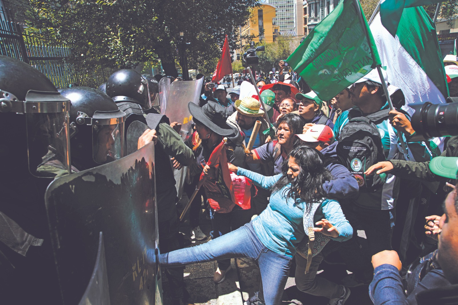 La dirigente del magisterio urbano de Cochabamba agrede a los efectivos policiales. (Foto: Jorge Mamani)