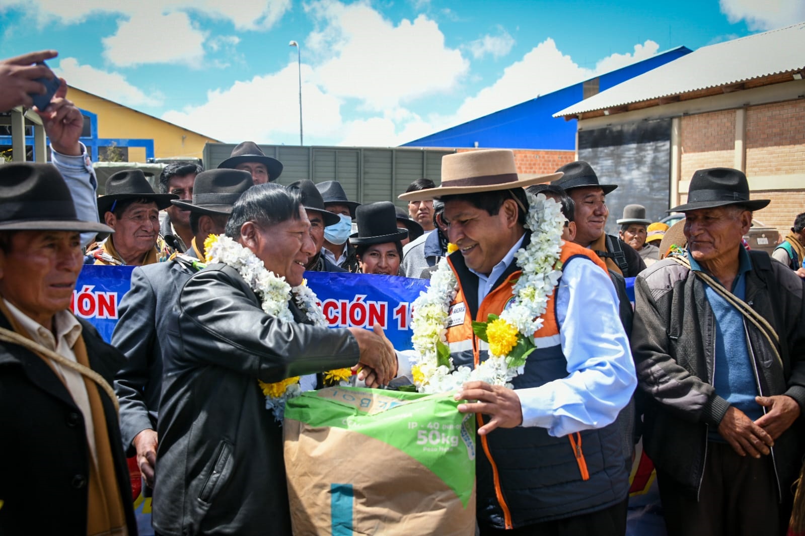 El viceministro Juan Carlos Calvimontes entrega el cemento al representante de un municipio. (Foto: Ministerio de Defensa)