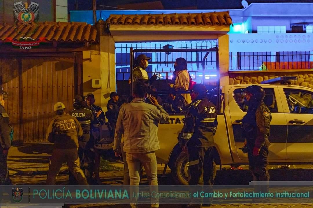 Efectivos policiales intervienen una fiesta ilegal en Cota Cota. (Foto: Policía Boliviana)