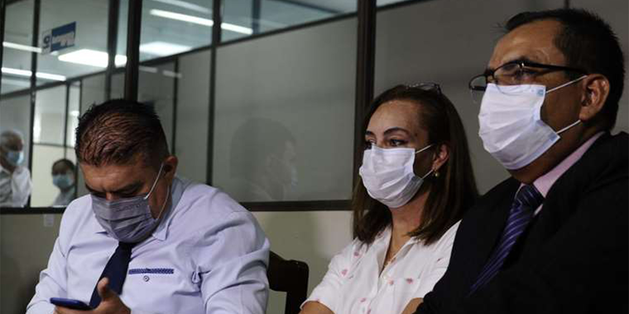 Sandra Velarde (centro), secretaria de Finanzas en la gestión de Angélica Sosa. (Foto: Archivo)