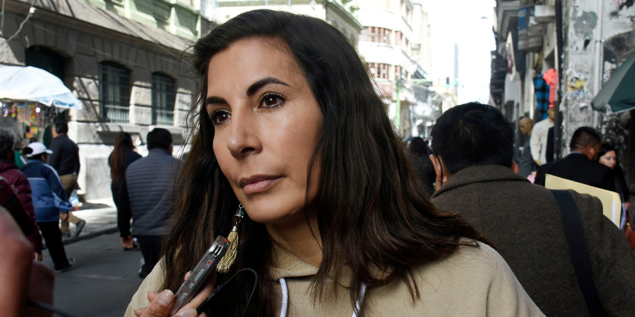 La concejala Roxana Pérez del Castillo en conferencia de prensa. (Foto: Gonzalo Jallasi)