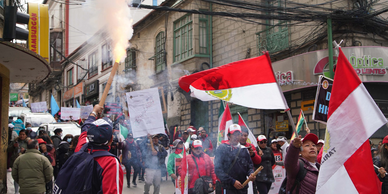 Maestros movilizados en la ciudad de La Paz. (Foto: Gonzalo Jallasi)